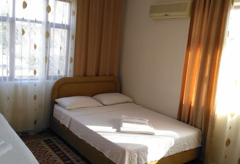 חדר סטנדרט לשלושה עם מרפסת, Anabella Pansiyon