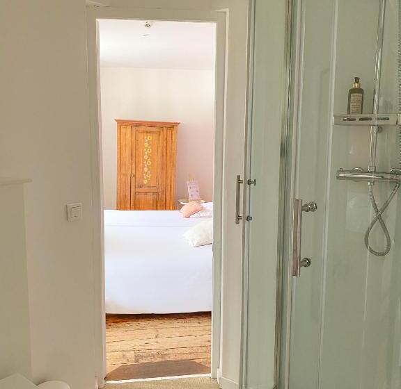 标准三人间共用浴室, De La Plage