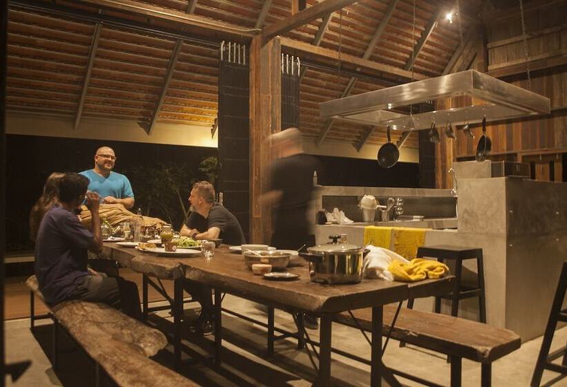 اتاق سوپریور با چشمانداز باغ, Middle Path Retreat