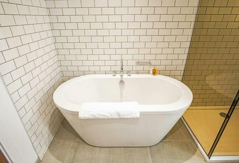 اتاق لوکس با تخت بزرگ, Sandman Signature Aberdeen Hotel & Spa