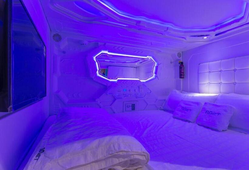 Capsule, Met A Space Pod At Arab Street