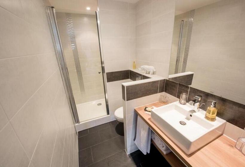 غرفة قياسية, A L'ombre Des Pins