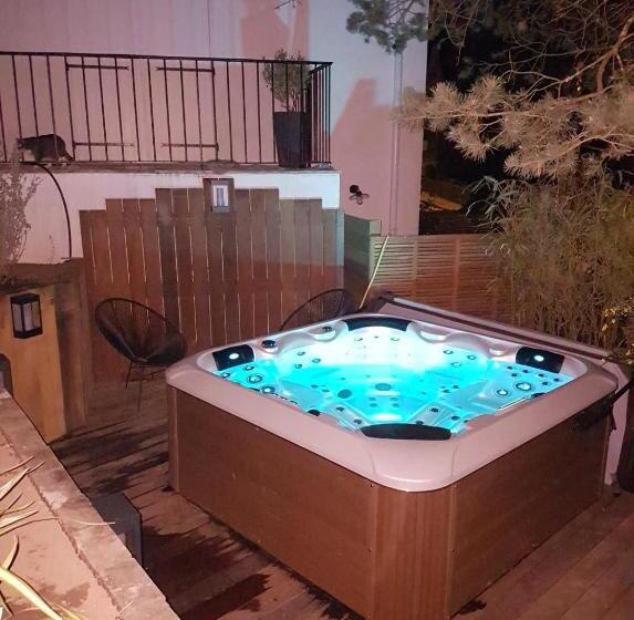 غرفة قياسية, A L'ombre Des Pins