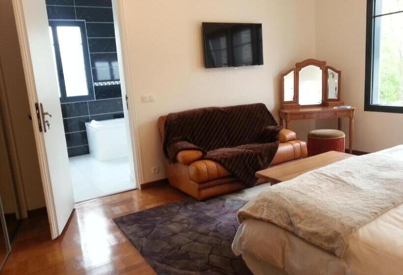 اتاق استاندارد با وان آب گرم, Propriété La Claire