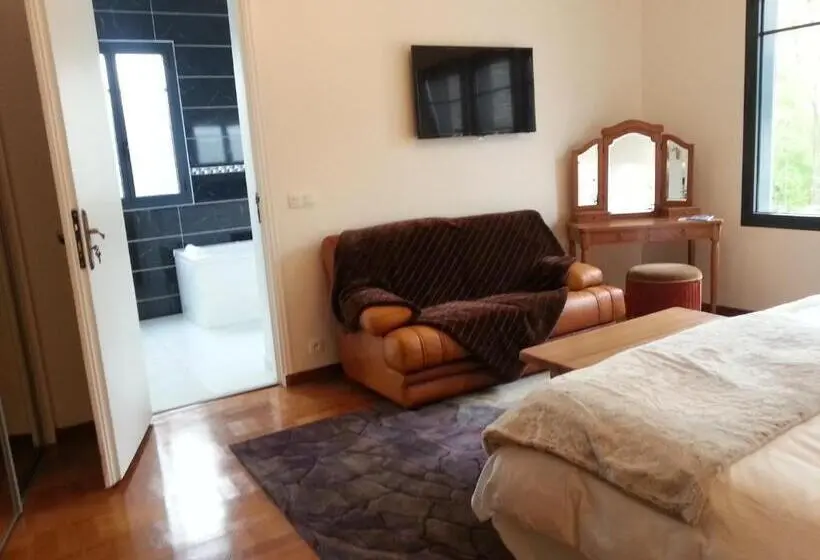 اتاق استاندارد با وان آب گرم, Propriété La Claire