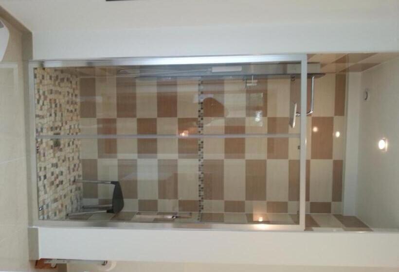 اتاق استاندارد, Propriété La Claire