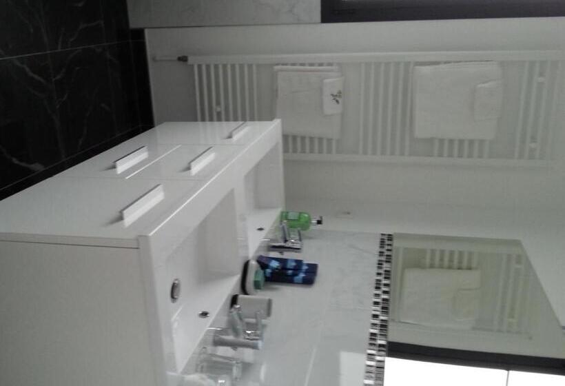 اتاق سوپریور, Propriété La Claire