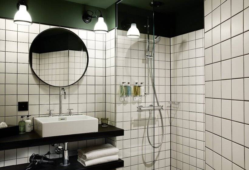 استودیوی لوکس, Boutique Hotel Josef