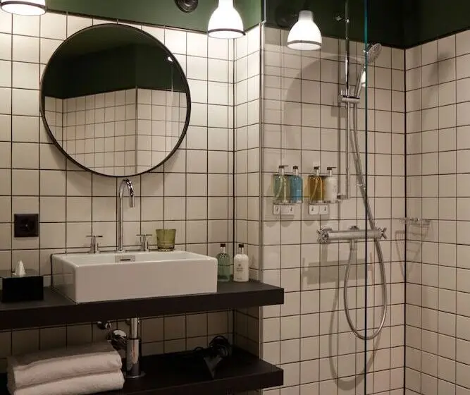 استودیوی لوکس, Boutique Hotel Josef