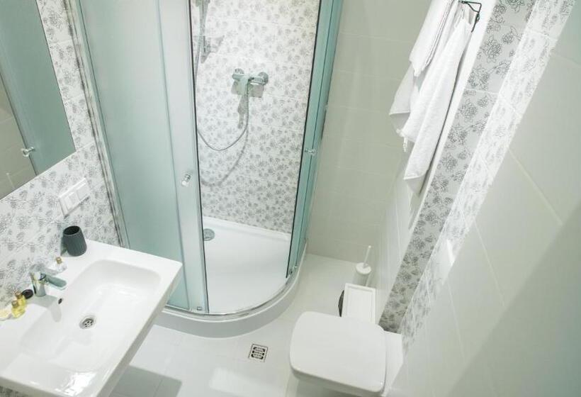 غرفة ديلوكس ثلاثية, Central