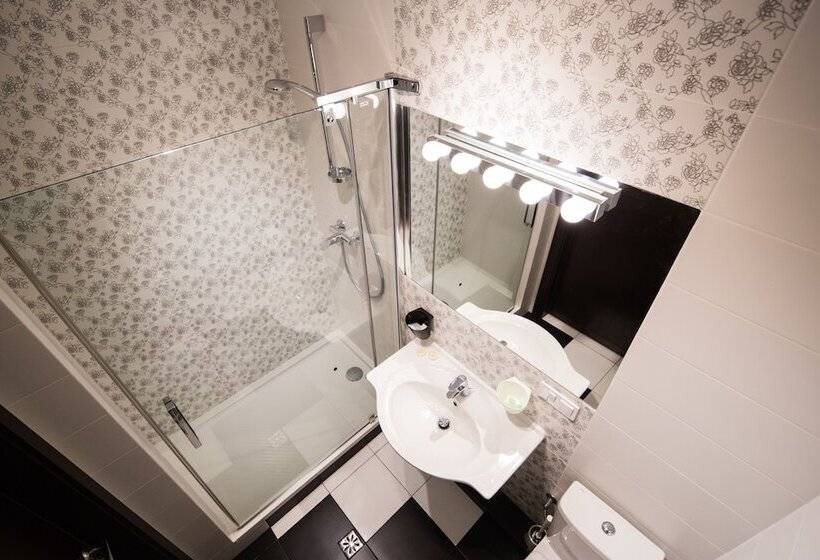 غرفة قياسية ثلاثية, Central