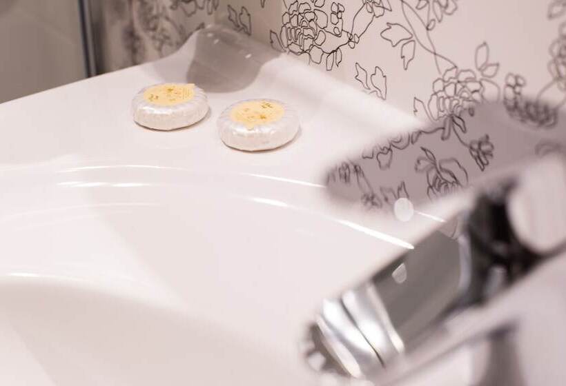 غرفة قياسية ثلاثية, Central