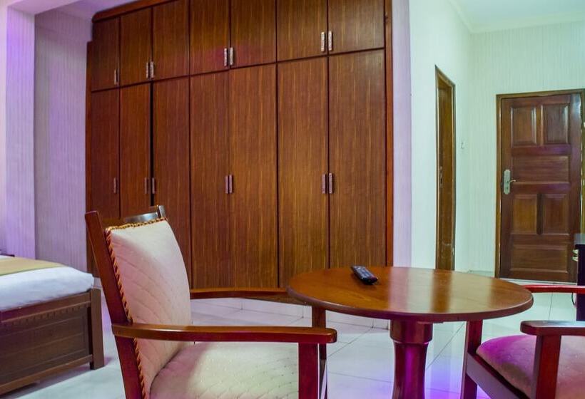 اتاق استاندارد یک نفره, Eliana Kampala
