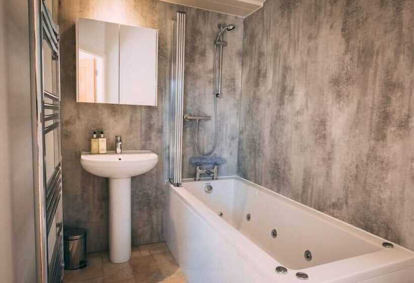 管理人员工作室, Herons Lake Retreat