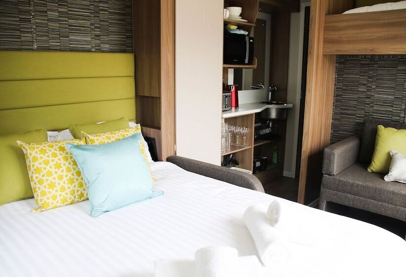 标准工作室, Herons Lake Retreat