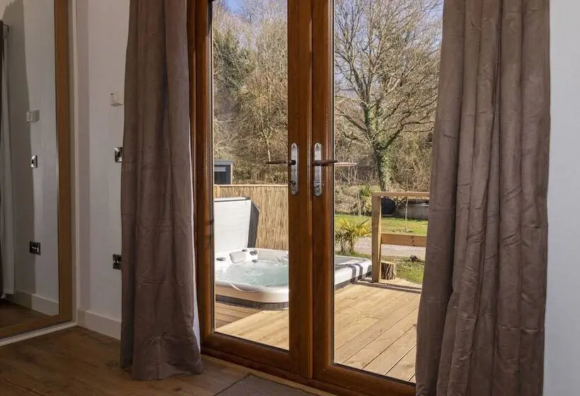 エクゼクティブワンルーム, Herons Lake Retreat