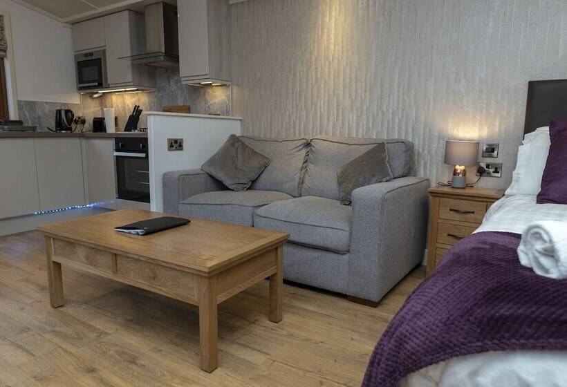 管理人员工作室, Herons Lake Retreat