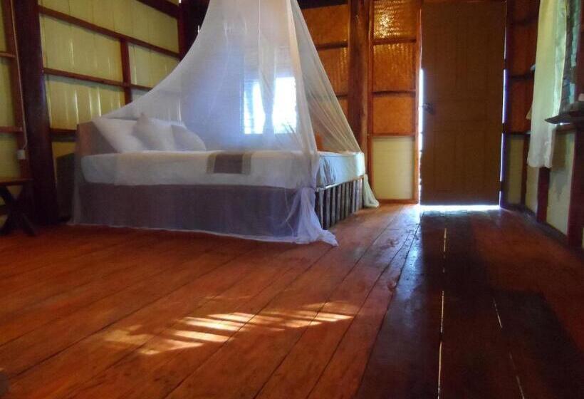 בקתה סופריור, Jungle Hill Beach Bungalow