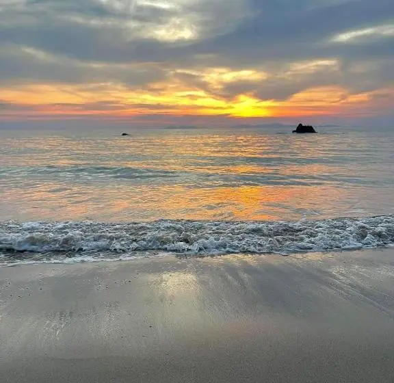 بنگله خانوادگی, Jungle Hill Beach Bungalow