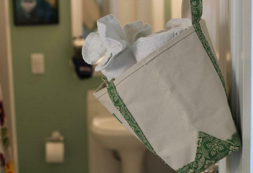 غرفة قياسية سرير ملكى, The Kendall Inn