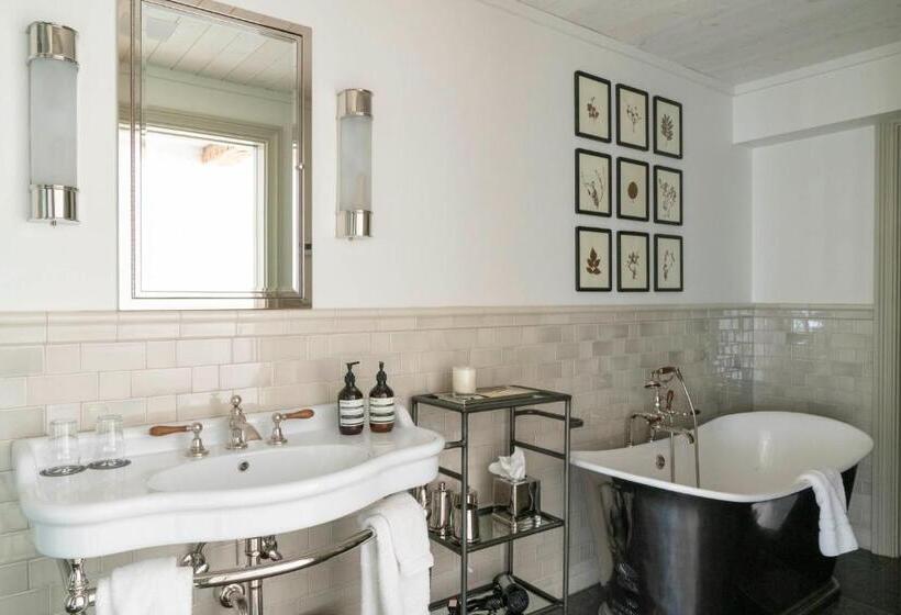 جناح مزوَّد بشرفة, Eleven Scarp Ridge Lodge