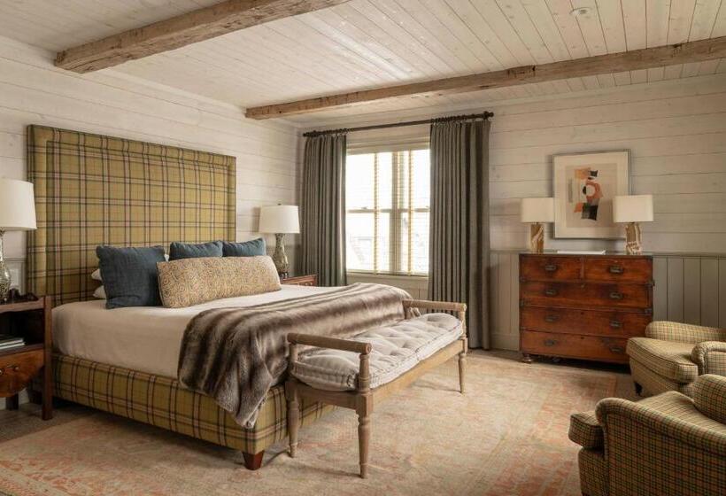 جناح مزوَّد بشرفة, Eleven Scarp Ridge Lodge