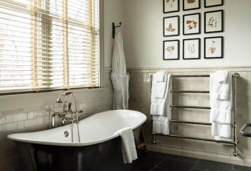 جناح سرير كينج, Eleven Scarp Ridge Lodge