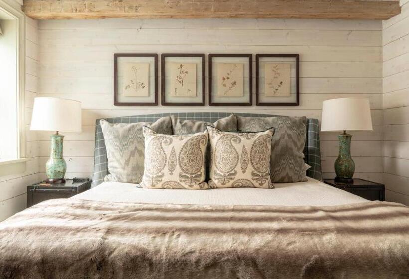 جناح مزوَّد بشرفة, Eleven Scarp Ridge Lodge