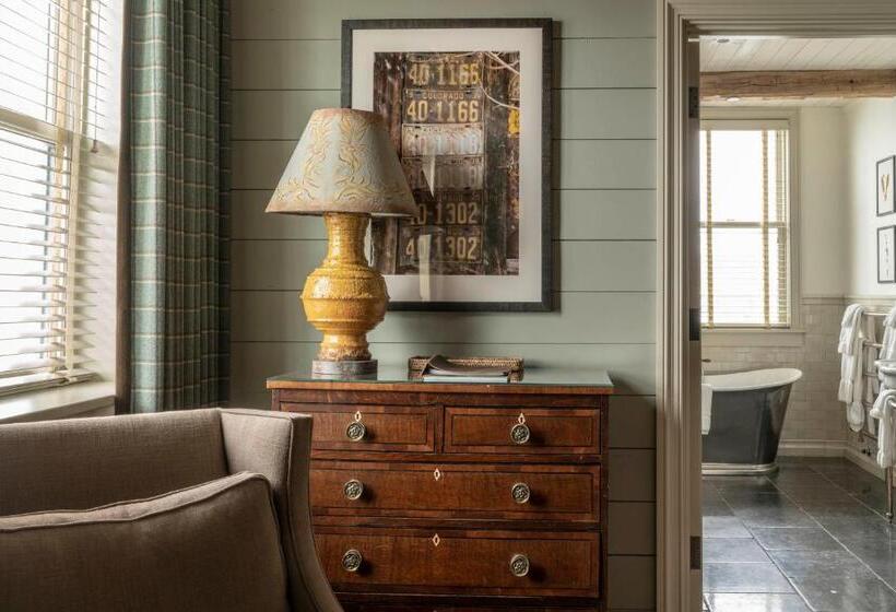 جناح سرير كينج, Eleven Scarp Ridge Lodge