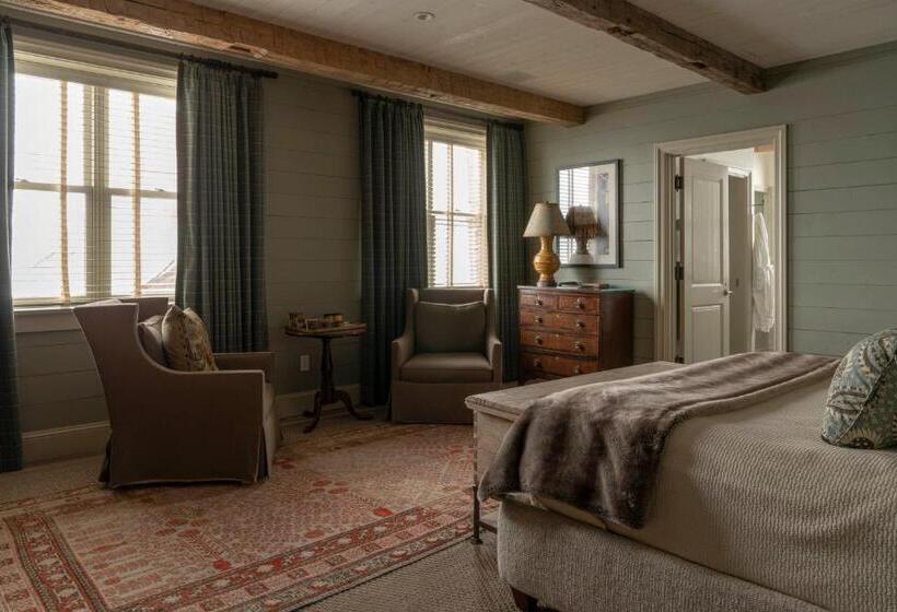 جناح سرير كينج, Eleven Scarp Ridge Lodge