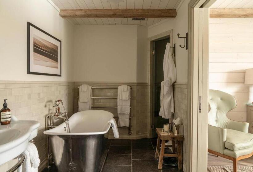 جناح مزوَّد بشرفة, Eleven Scarp Ridge Lodge