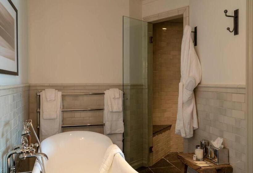 جناح مزوَّد بشرفة, Eleven Scarp Ridge Lodge