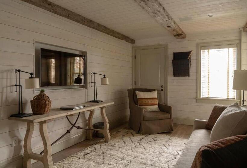 جناح مزوَّد بشرفة, Eleven Scarp Ridge Lodge