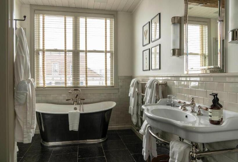 جناح سرير كينج, Eleven Scarp Ridge Lodge