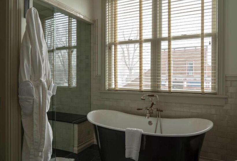 جناح سرير كينج, Eleven Scarp Ridge Lodge