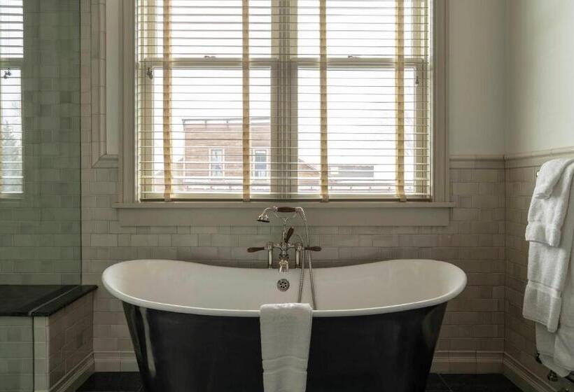 جناح سرير كينج, Eleven Scarp Ridge Lodge