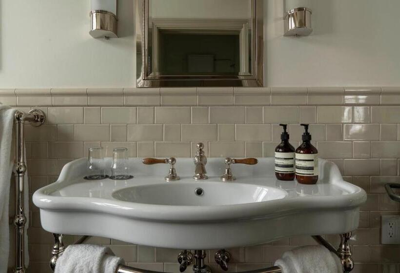 جناح سرير كينج, Eleven Scarp Ridge Lodge