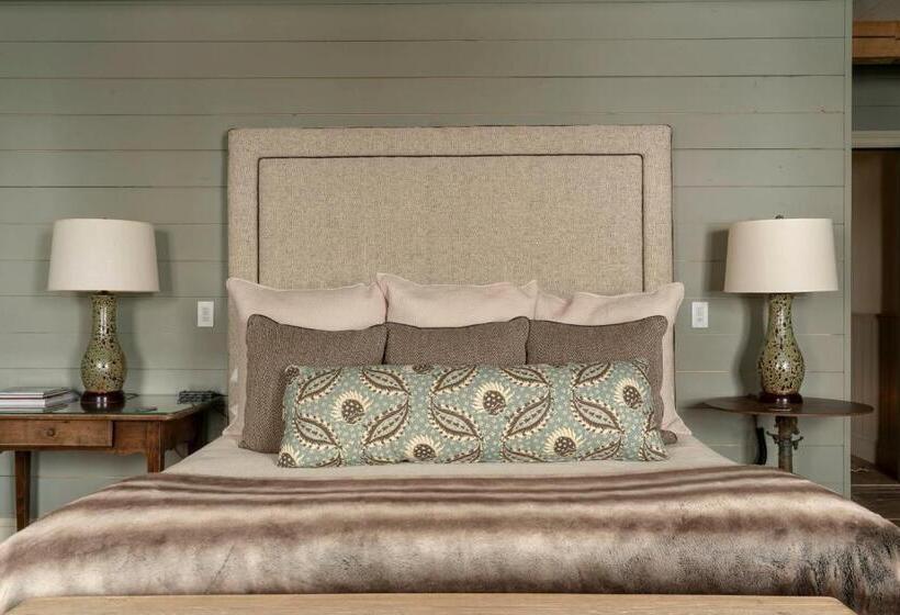 جناح سرير كينج, Eleven Scarp Ridge Lodge