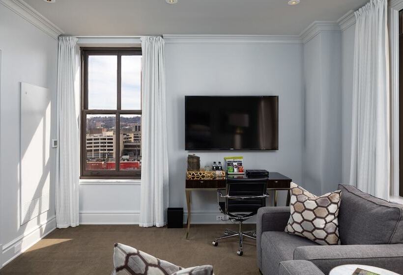 エクゼクティブスイート, John Hand Club