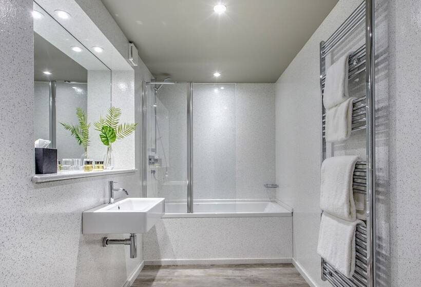 غرفة أساسية, Ffolkes Arms