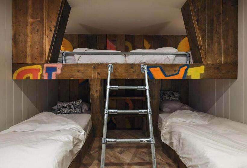 غرفة عائلية, Ffolkes Arms