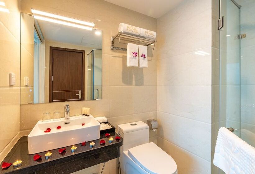 اتاق لوکس, Pearl Tuan Chau