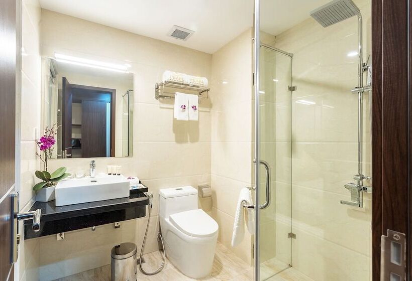 اتاق لوکس, Pearl Tuan Chau