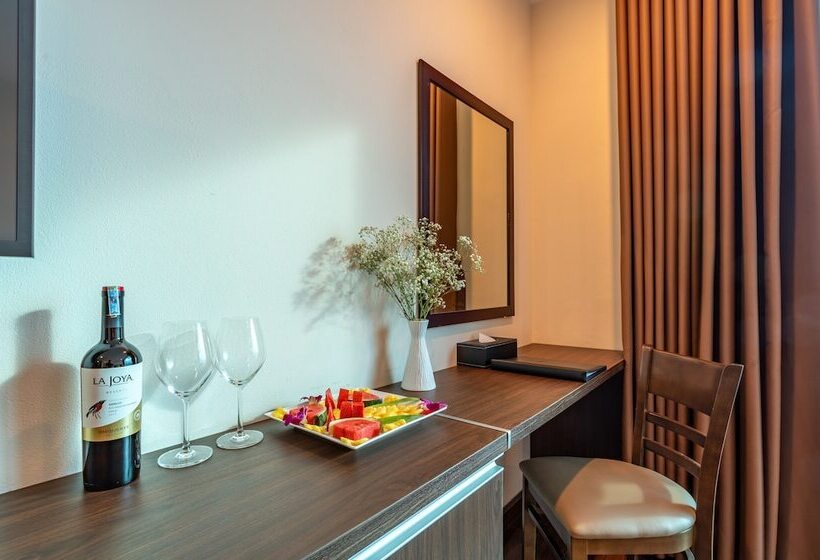 اتاق لوکس, Pearl Tuan Chau