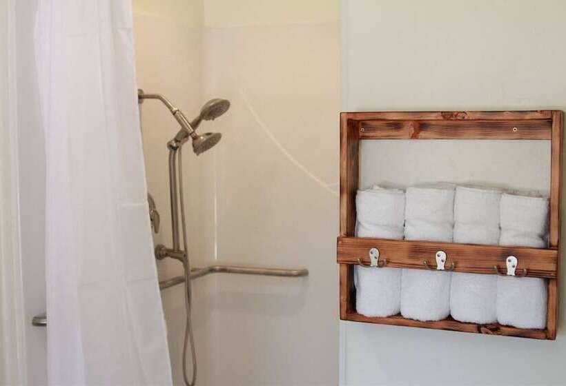 غرفة قياسية, Hurricane Hideaway Lodging