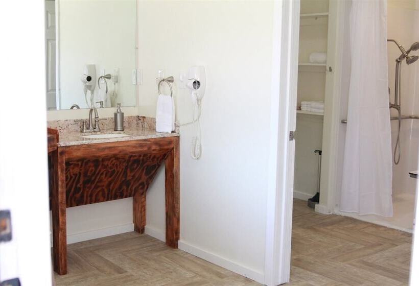 غرفة قياسية, Hurricane Hideaway Lodging