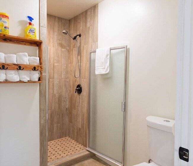 غرفة قياسية, Hurricane Hideaway Lodging