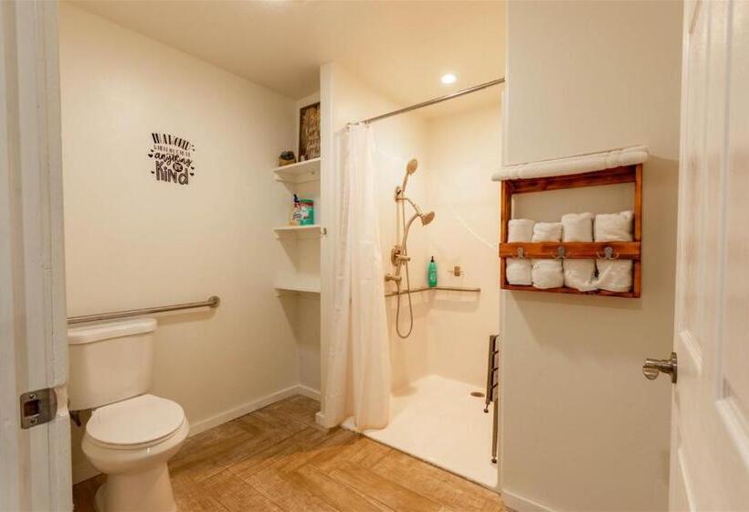 غرفة قياسية رباعية, Hurricane Hideaway Lodging