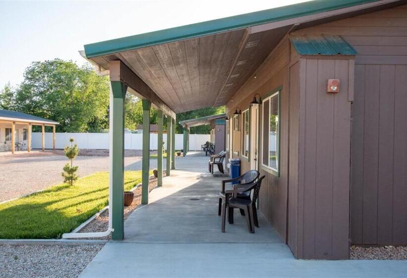 غرفة قياسية رباعية, Hurricane Hideaway Lodging