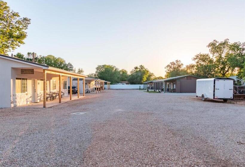 غرفة قياسية, Hurricane Hideaway Lodging